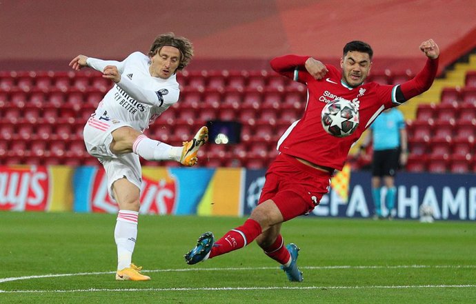 14 April 2021, United Kingdom, Liverpool: Real Madrid's Luka Modric (L)shoots at goal during the UEFA Champions League quarter-finals, second-leg soccer match between Liverpool and Real Madrid at the Anfield. Photo: Peter Byrne/PA Wire/dpa
