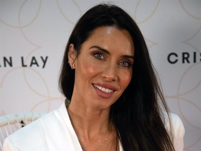 Archivo - Pilar Rubio posa en photocall durante la presentación de la firma de cosmética y joyerá 'Cristian Lay'