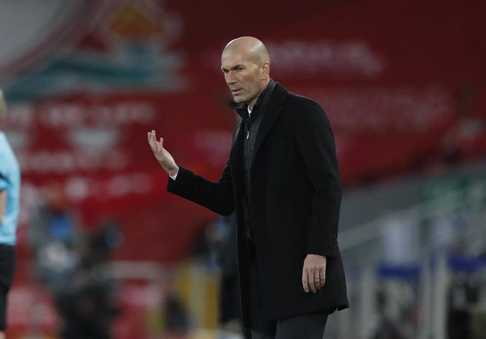 Zinédine Zidane dando órdenes a sus jugadores en Anfield