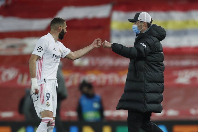14 April 2021, United Kingdom, Liverpool: Liverpool manager Jurgen Klopp fist bumps Real Madrid's Karim Benzema after the UEFA Champions League quarter-finals, second-leg soccer match between Liverpool and Real Madrid at the Anfield. Photo: Darren Stapl