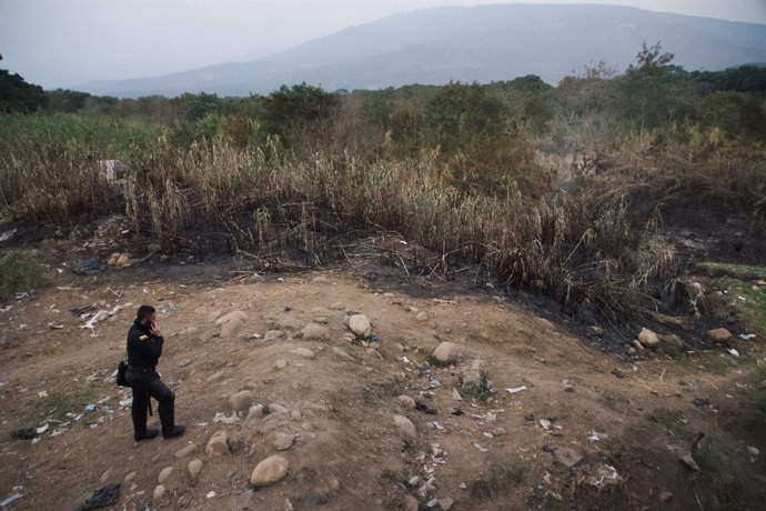 Archivo - February 24, 2019 - Cucuta, Colombia: A Colombian police officer looking towards Venezuela near the Francisco de Paula Santander bridge that connects Colombia and Venezuela. Borders are still shut down until midnight. Authorities are expecting