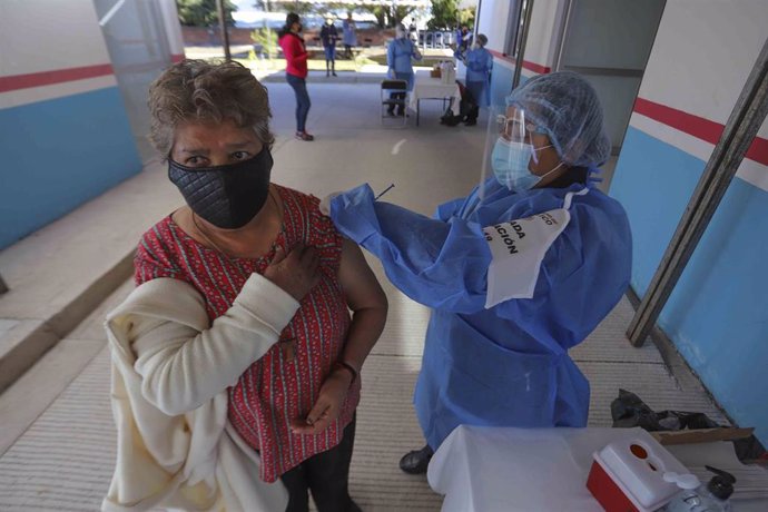Archivo - Un mujer recibe una dosis de la vacuna contra la COVID-19 en Etzatan, México.
