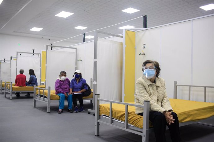 29 March 2021, Ecuador, Quito: People wait after receiving a dose of the Pfizer-BioNTech coronavirus vaccine in the Quito Bicentennial Convention Center. The vaccination program in Ecuador has begun its first phase, which includes first-line personnel a