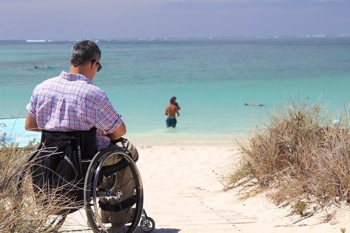 Archivo - Hombre en silla de ruedas.