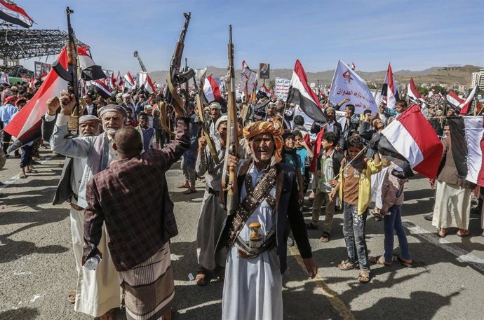 Archivo - Miembros y seguidores de los huthis durante una protesta en Yemen