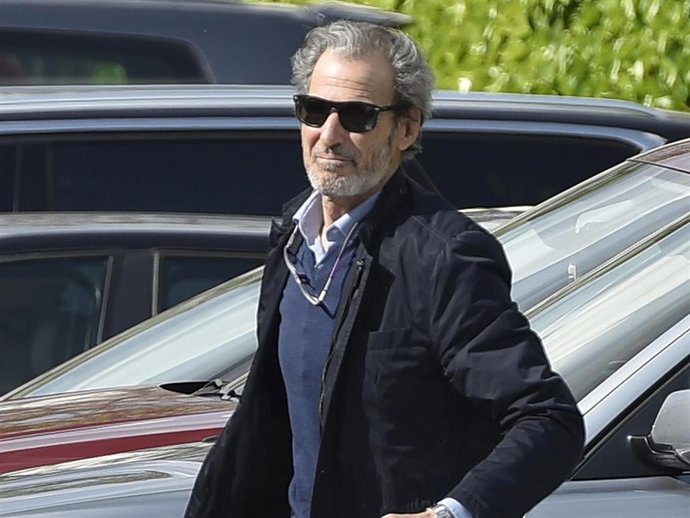 Javier García Obregón llegando al hospital para visitar a su madre, Ana María Obregón
