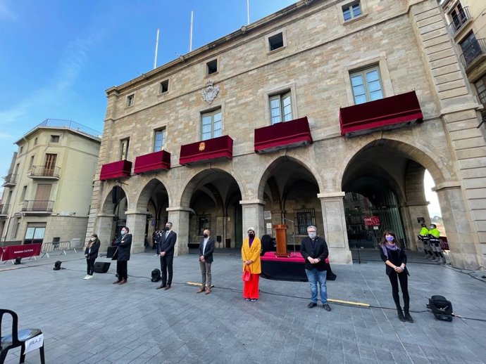 Los grupos municipales del Ayuntamiento de Manresa (Barcelona) muestran su rechazo al crimen machista.