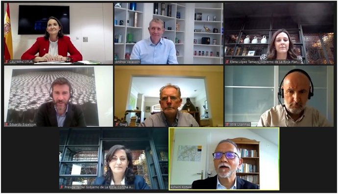 La presidenta del Gobierno de La Rioja, Concha Andreu, y la ministra de Industria, Comercio y Turismo, Reyes Maroto, mantuvieron ayer una reunión telemática con responsables de Crown Bevcan en Europa, Oriente Medio y Norte de África