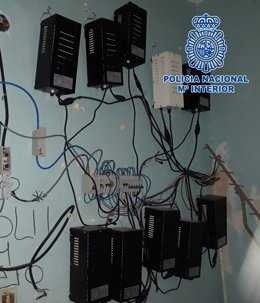 Instalaciones eléctricas de  una de las plantaciones de marihuana intervenidas en Almería por la Policía Nacional