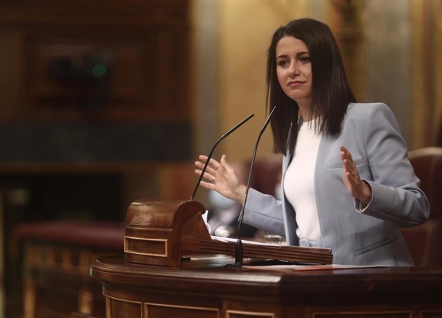 La presidenta de Ciudadanos, Inés Arrimadas, interviene durante una sesión plenaria en el Congreso de los Diputados.