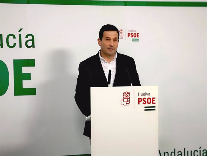 Archivo - El socialista onubense Ezequiel Ruiz, en rueda de prensa.