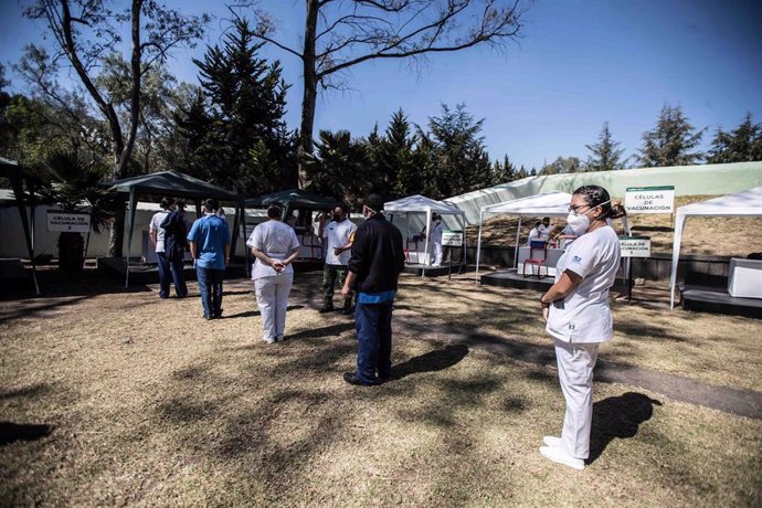 Archivo - Trabajadores sanitarios hacen cola para vacunarse en México.