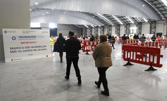 Archivo - Varias personas en el Instituto Ferial de Vigo (Ifevi).