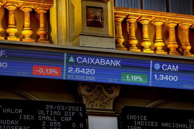 Valores de Caixabank en el Palacio de la Bolsa de Madrid (España).