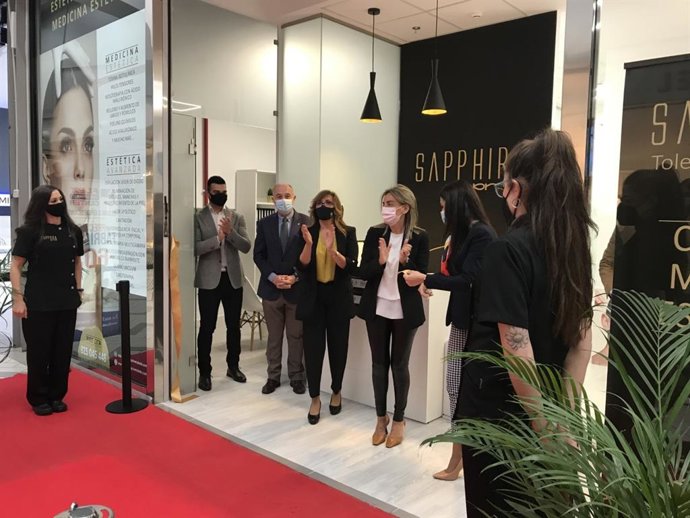 La alcaldesa de Toledo, Milagros Tolón, inaugurando un centro de estética