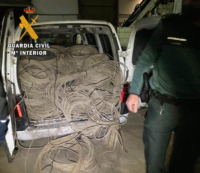 Una furgoneta con 400 kilos de cable de cobre sustraídos en una nave de La Espina-Salas.