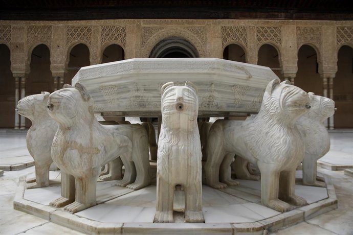 Archivo - La Alhambra de Granada sin turistas por la crisis del coronaviru. Granada a 18 de abril del 2020