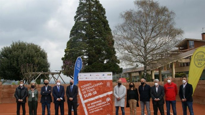 Personalidades invitadas al acto en las instalaciones del Club T