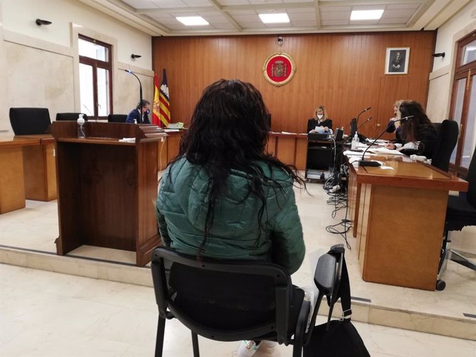 La mujer condenada por pasar cannabis y heroína a su pareja en la cárcel, sentada en la Audiencia Provincial.