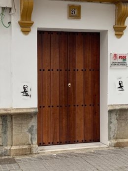 La sede del PSOE de Palma del Río con pintadas franquistas.