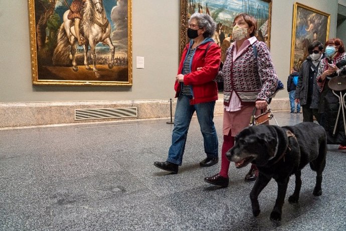 Personas invidentes de visita por el Museo del Prado (Madrid).
