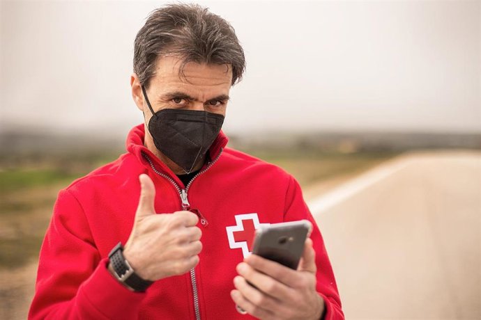 Un voluntario de Cruz Roja atiende una llamada