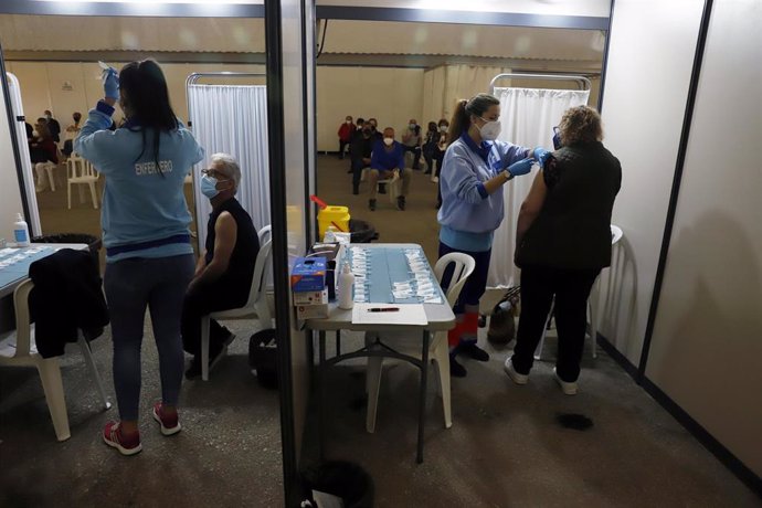 Personal sanitario administra la vacuna contra el Covid_19, donde han empezado de nuevo la vacunación de AstraZeneca en el recinto ferial de Vélez Málaga (Andalucía, España), a 08 de abril de 2021.