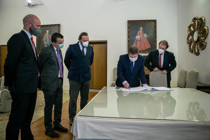 El presidente de Castilla-La Mancha, Emiliano García-Page, durante la firma de un convenio con Espirituosos de España