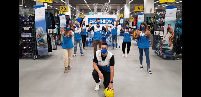 Trabajadores de Decathlon A Coruña, establecimiento que cumple su décimo aniversario.