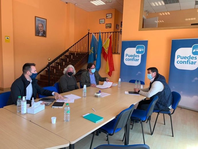 El diputado regional del PP, Álvaro Queipo, junto al vicesecretario Territorial del PP asturiano, Silverio Argüelles, y la portavoz municipal en Llanera Nuria Niño y con representantes de la Asociación de Vecinos de Cayés.