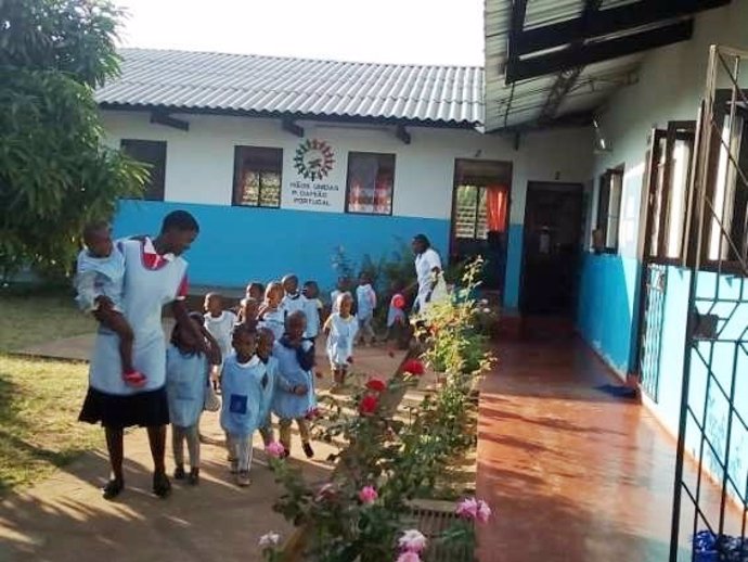 Archivo - Grupo de Educación Infantil y Primaria en Mozambique