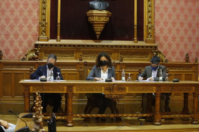 La presidenta del Consell de Mallorca, Catalina Cladera, y el conseller de Movilidad y Vivienda, Josep Marí, firmando el convenio.