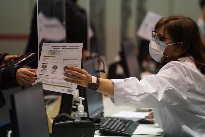 Una profesional sanitaria en un dispositivo de vacunación contra la COVID-19 en el Bilbao Exhibition Center (BEC).