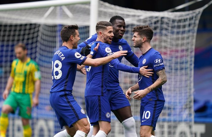 03 April 2021, United Kingdom, London: Chelsea's Christian Pulisic (R) celebrates with his teammates after scoring his side's first goal during the English Premier League soccer match between Chelsea and West Bromwich Albion at Stamford Bridge.. Photo: 