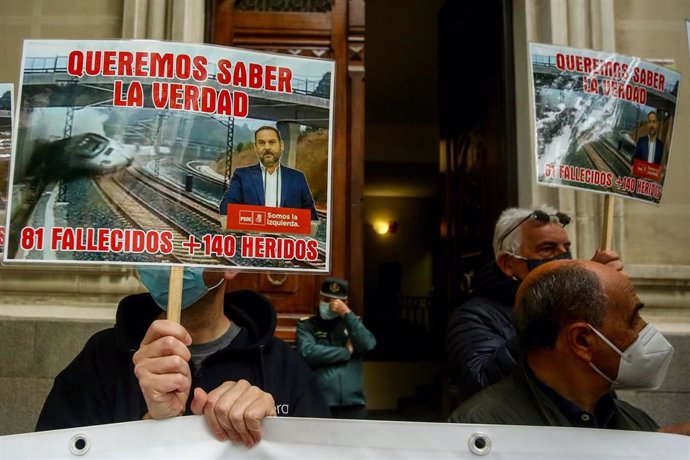 Varias víctimas del accidente ferroviario del Alvia se concentran con una pancarta y carteles en los que se lee: "Queremos saber la verdad, 81 fallecidos + 140 heridos", frente al Tribunal Superior de Justicia, a 15 de abril de 2021, en Madrid (España). 