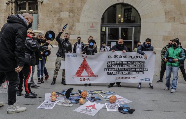Varios Dj de la Comunidad Valenciana tiran discos como signo de protesta durante una concentración organizada frente al Palau de la Generalitat