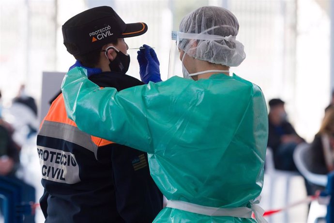 Archivo - Una trabajadora sanitaria protegida realiza un test de antígenos en el Polideportivo de ses Passes, Sant Antoni, Ibiza.
