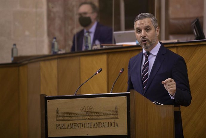 Archivo - El consejero de Hacienda y Financiación Europea, Juan Bravo, en el Parlamento andaluz, en imagen de archivo
