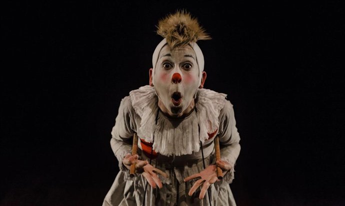 Archivo - Imagen del montaje teatral 'Acróbata y arlequín'.