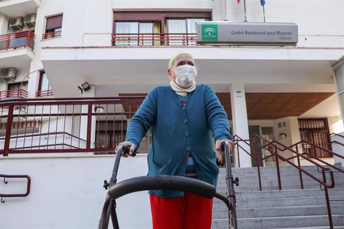 Archivo - Una anciana sale de un centro residencial para mayores, durante el segundo día en el que los ancianos pueden salir a pasear. En Sevilla, (Andalucía, España), a 16 de febrero de 2021.