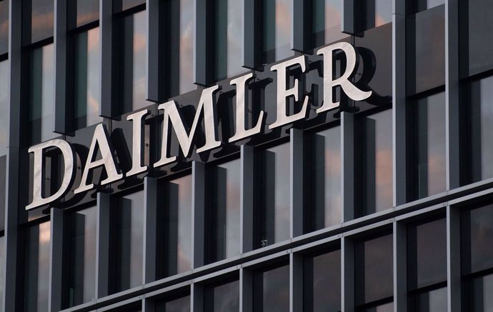 Archivo - FILED - 08 July 2020, Stuttgart: The Daimler AG logo can be seen at the company headquarters in the Mercedes Benz plant in Untertuerkheim. Daimler is to cut working hours and bonus payments after reaching agreement with workers' representative