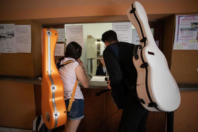 Archivo - Estudiantes de múscia, foto de recurso