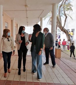 La delegada de Educación, Estela Villalba, visita el IES Diego Rodríguez de Estrada en San Juan del Puerto.