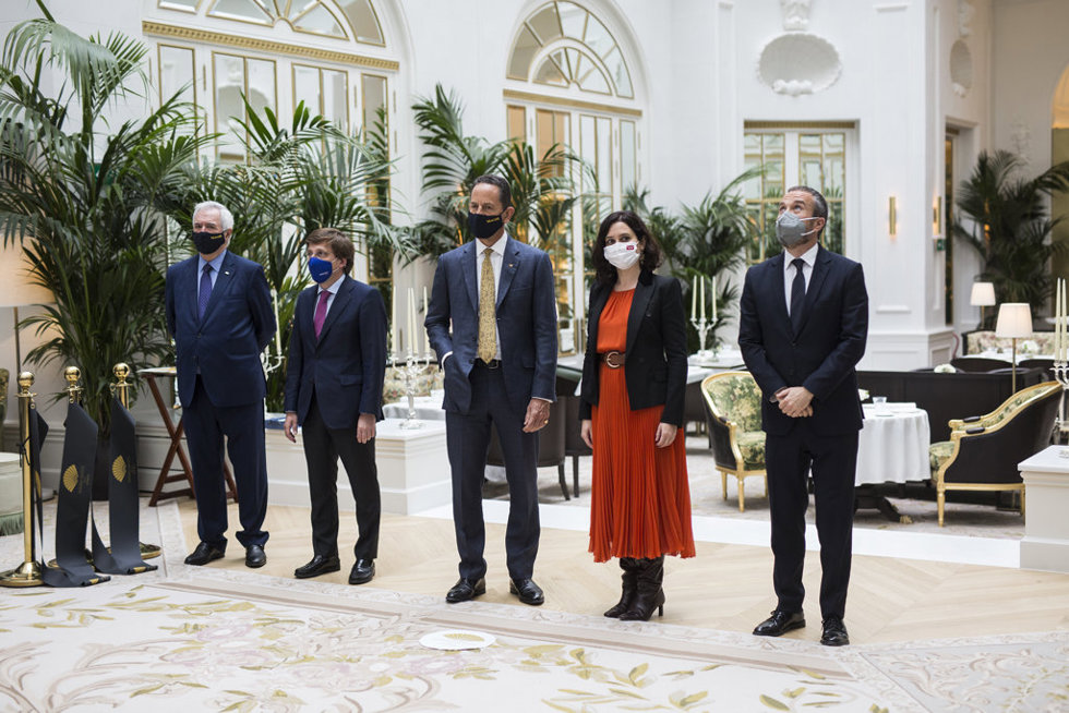 El alcalde de Madrid, José Luis Martínez-Almeida, el General Manager del hotel, Greg Liddell y la presidenta de la Comunidad de Madrid, Isabel Díaz Ayuso posan durante la apertura del Hotel Mandarín Oriental Ritz