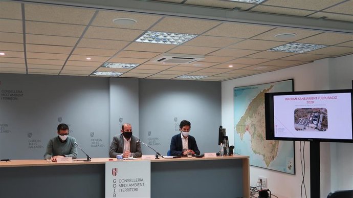 El conseller de Medio Ambiente, Miquel Mir (centro) acompañado de el director de Abaqua, Guillem Rosselló, y el secretario general, Juan Calvo.