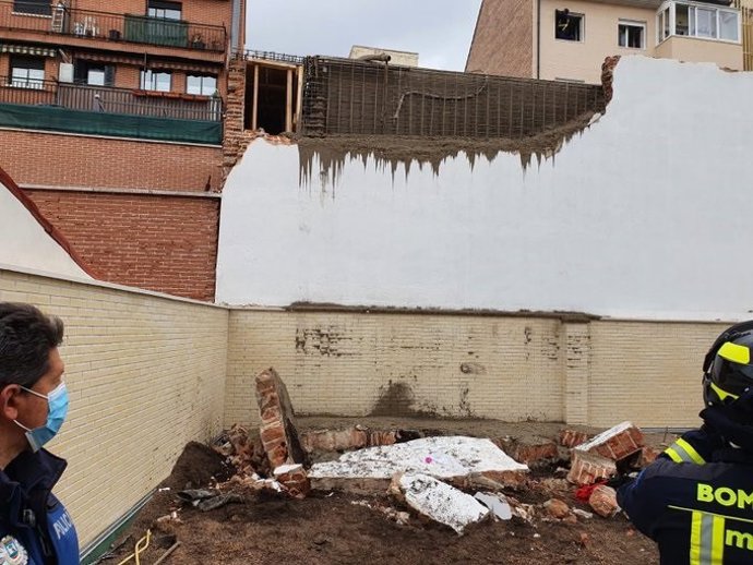 Dos obreros heridos graves al caerse un muro en el que trabajaban