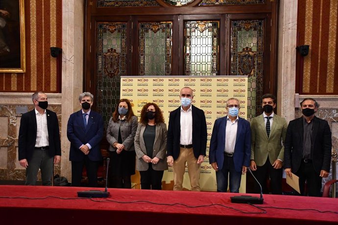 Muñoz y Flores, entre otros, en la presentación del concurso para viviendas y alojamientos sociales