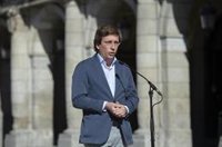 Almeida pregunta a Isa Serra cómo tiene el "cuajo" de pedir explicaciones de bienes a Ayuso cuando ella está "condenada"