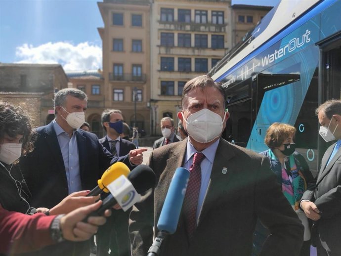 El alcalde de Oviedo, Alfredo Canteli, atiende a los medios.