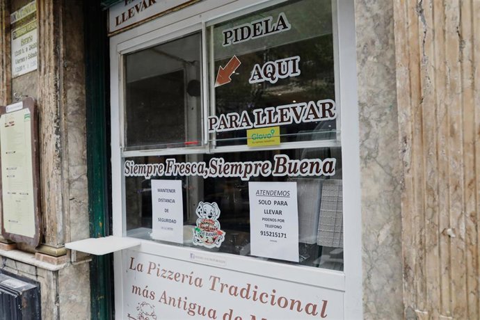 Archivo - Entrada a una Pizzería abierta durante el primer día en el que Gobierno permite la apertura de restaurantes y cafeterías únicamente para la recogida de comida a domicilio desde el estado de alarma.  